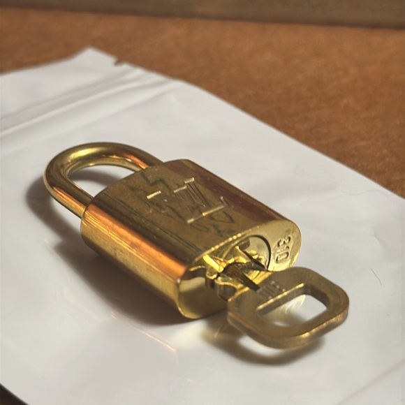Louis Vuitton gold lock and key 🔐 310 - Picture 4 of 12